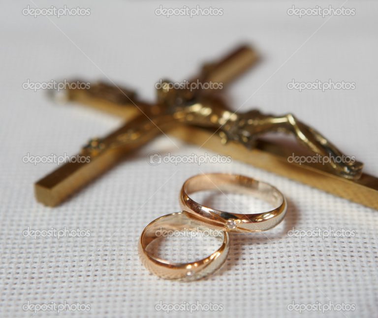 weddingrings with a crucifix Diocese of Venice